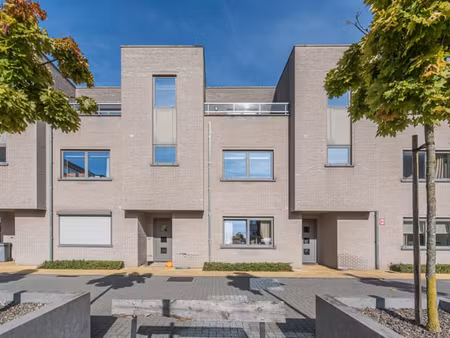prachtige triplex met 2 slaapkamers en een garage te bels...