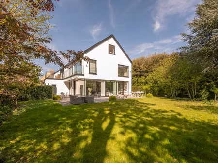 villa jumelée rénovée  idéalement située au calme en deux...