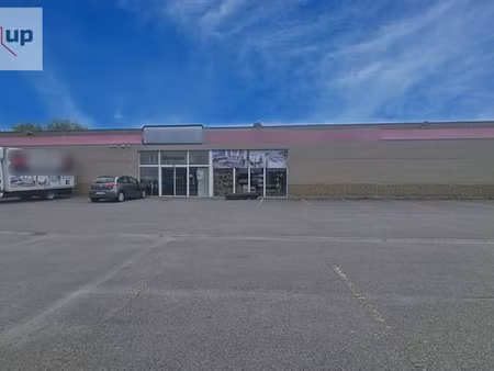surface commerciale idéalement située avec parkings