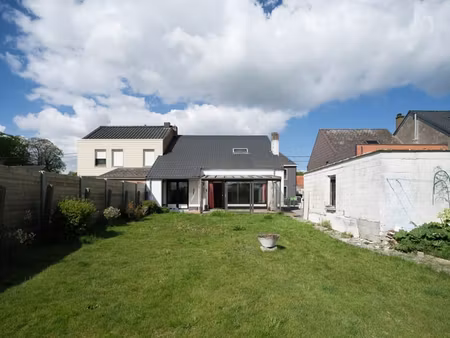 maison située au calme  à moitié ouverte  avec potentiel de