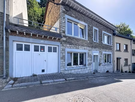 maison spacieuse avec terrasse et jardin.