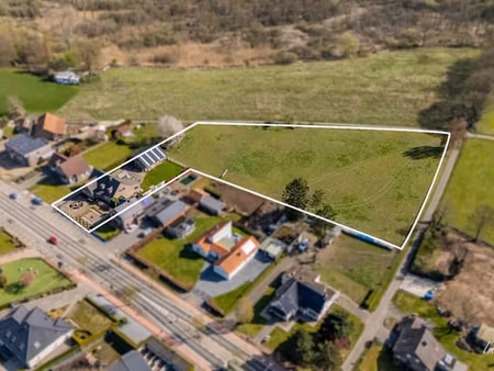 grande maison avec écuries pour chevaux sur environ 85 ares