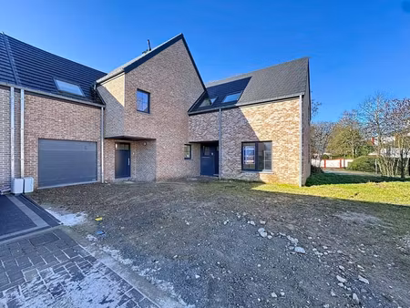 maison neuve dans un cadre verdoyant et paisible