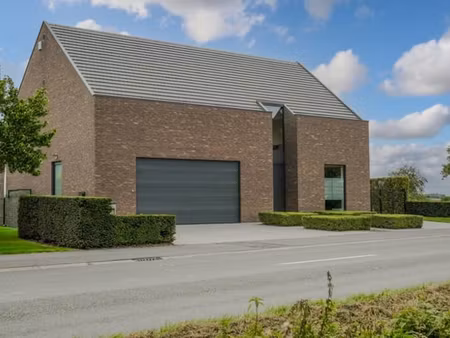 maison moderne avec vue dégagée et confort contemporain