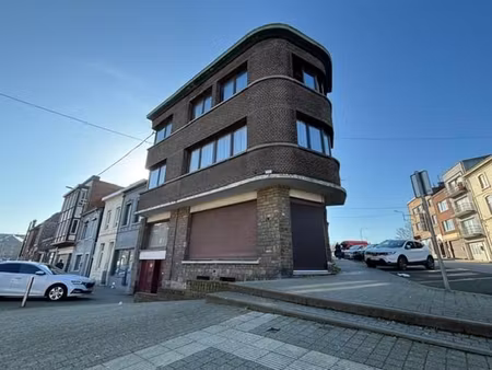 maison de coin avec rez-commercial et garage