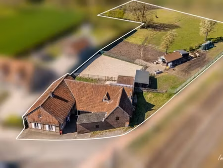 ferme charmante avec piste et prairies sur environ 59 ares