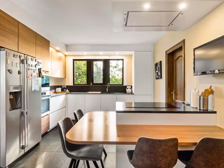 zeer ruim en lichtrijk 3 slaapkamer appartement