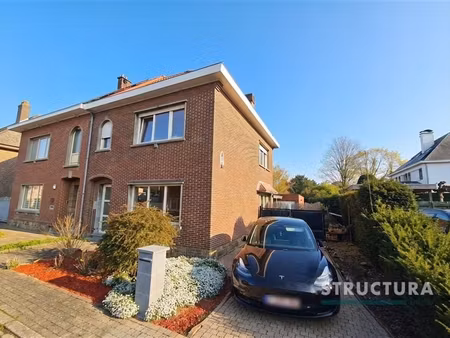 maison avec 3 places de stationnement et un jardin