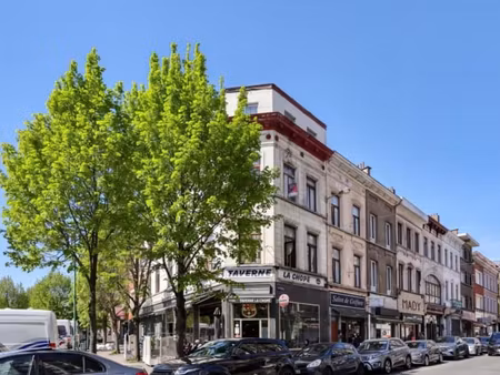 une maison de commerce à 2 étages