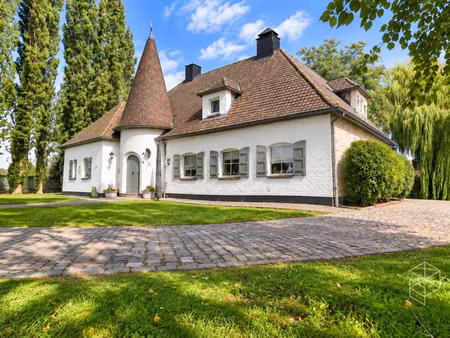 klassevolle villa met bijgebouw op unieke ligging aan het...