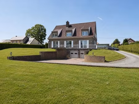 villa d'exception avec 5 chambres sur un terrain de 75 ares