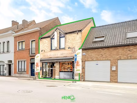 immeuble avec fonds de commerce à vendre à l'entrée de la vi