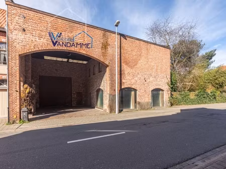 magazijn/loft van +/- 300m² op een totale oppervlakte van...