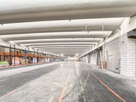 entrepôt à proximité immédiate de l’échangeur de loncin.