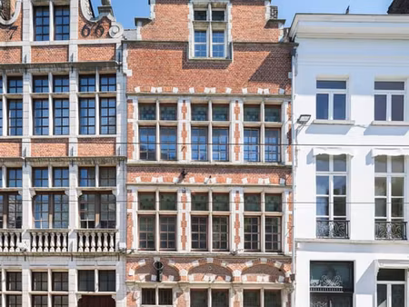 casco horeca/commerciële ruimte in de schaduw van het gra...