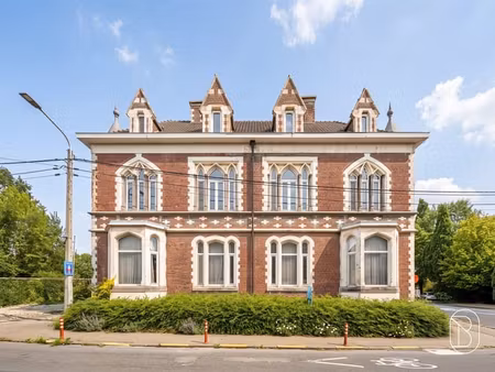 maison de maître unique avec allée  garages et jardin.