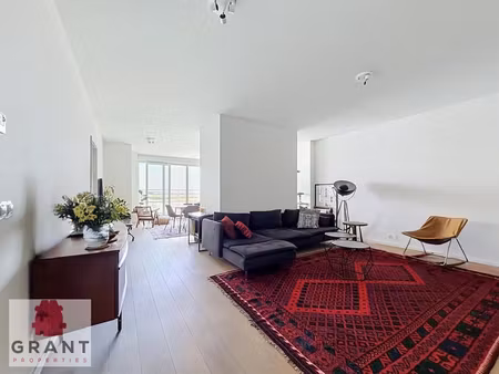 >tour et taxi - superbe appartement avec vue !