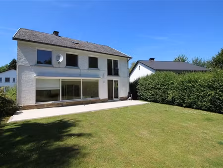 villa lumineuse dans rue calme