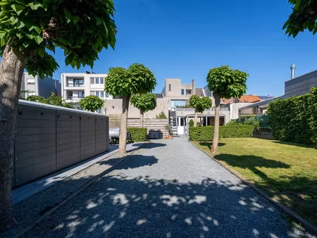 immeuble de 4 appartements et 3 garages
