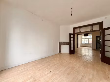 madou | arts loi - bel appartement traversant à rénover