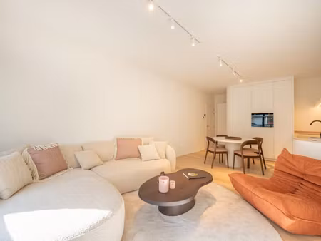 appartement luxueux rénové au rez-de-chaussée  idéalement...