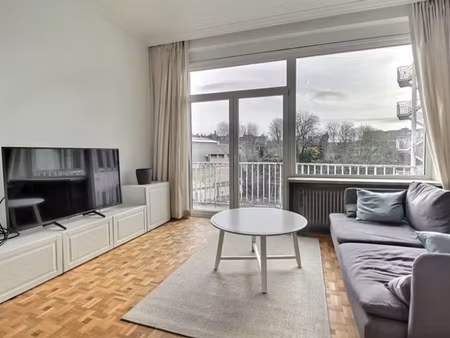 avenue louise - studio au 5ème étage avec terrasse