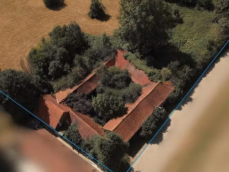 ruime te renoveren hoeve met stallingen en bijgebouwen in...