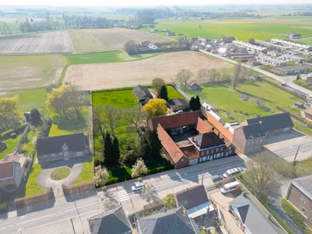 authentique ferme en carré sur ± 6.846 m² au cœur d’espierre