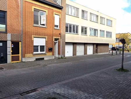 bâtiment divisé en 2 appartements.