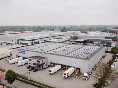 entrepôt logistique situé à un emplacement stratégique le...