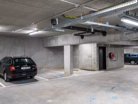place de parking fermée à louer