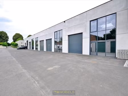 spacieux entrepôt industriel à louer à renaix