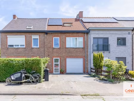 instapklare rijwoning met eigen oprit en tuin