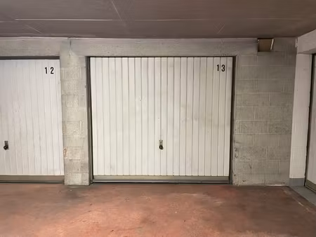 garage box intérieur avec espace rangement (< 10 5m²)