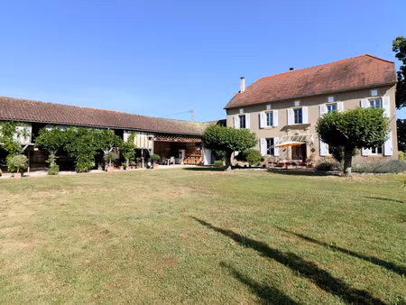 maison de caractère rénovée  comprenant 3 chambres  avec piscine chauffée  dépendances ave