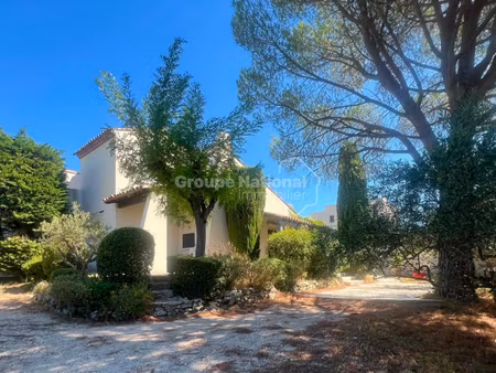 villa familiale de 165 m²   jardin  terrasses  aramon
