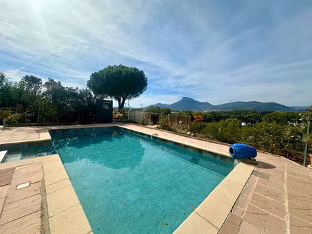 maison de 110 m² 3 chambres avec piscine et vue dégagée sur le coudon