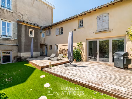 appartement avec terrasse dans les dépendances d'une ancienne bâtisse