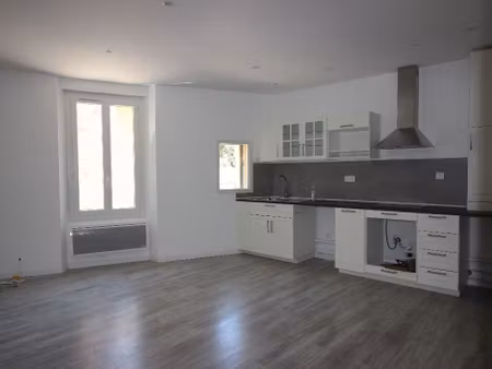 a louer bel appartement t3 entièrement rénové à rians