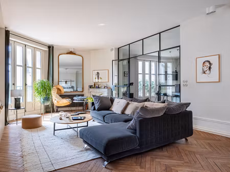 appartement de prestige 134 m² dans un immeuble de caractère avec ascenseur et parking.