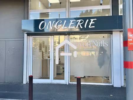 a louer : local commercial (non meublé) de 17 m² avec vitrine à toulouse