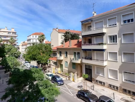 grand studio- hyères- centre ville- balcons- cave