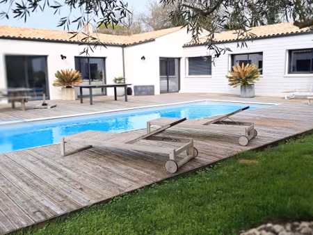 maison contemporaine de plain-pied de 214 m² ( 6 chambres) garage  piscine chauffée   jard
