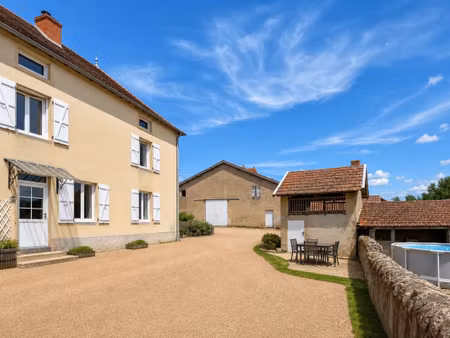 maison de 6 pièces de 187 m² à saint-laurent-en-brionnais