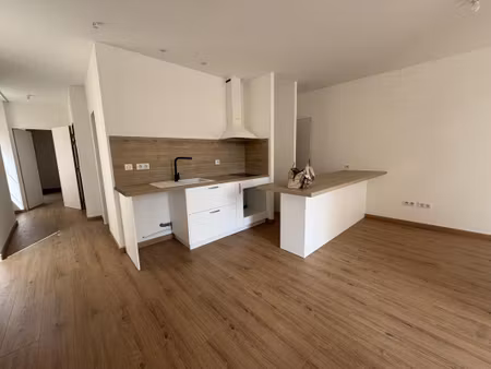 location appartement 2 pièces 54 m² à riez (04500)