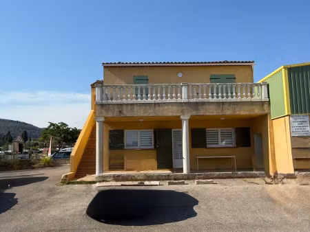 location commerce 5 pièces 65 m² à solliès-pont (83210)