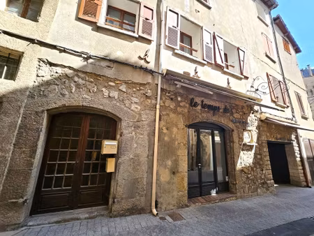 murs commerciaux au cœur du centre historique dans rue pietonne