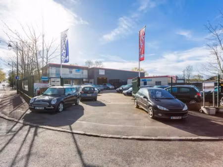 local d'activite en plein centre de la zone d'activité