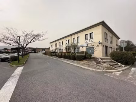 vend un bureau climatisé de 68 m² avec ascenseur