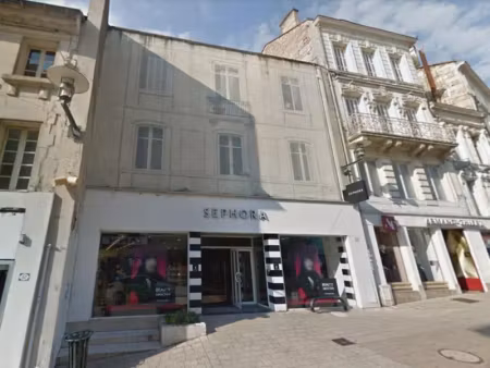 belle cellule commerciale de 342 m2 de surface de vente au coeur du centre ville d'angoule
